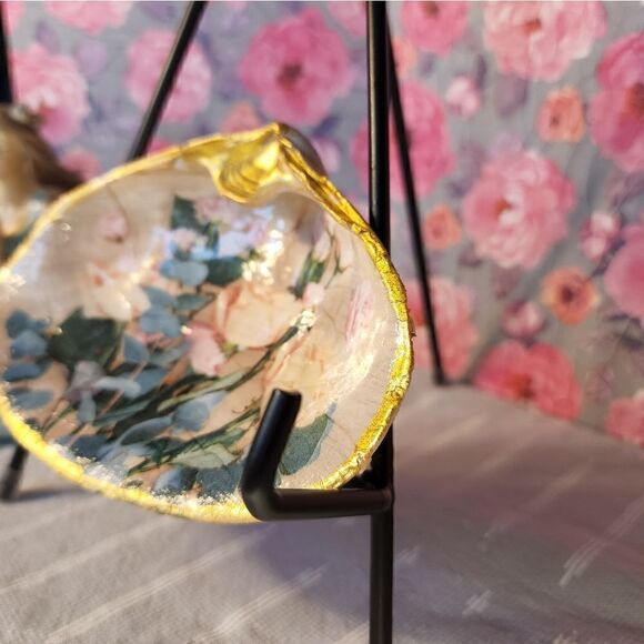 DECOUPAGE CLAM SHELL DECOUPAGE FLOWERS ON A CLAM SHELL TRINKET DISH - Picture 3 of 11